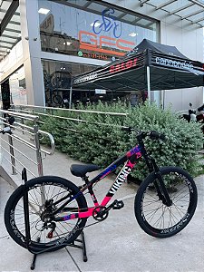 BICICLETA MTB FREERIDE ARO (26) VIKINGX TUFF-25 KIT 7 VELOCIDADES FREIO DISC MECÂNICO COR PRETO/ROSA/AZUL