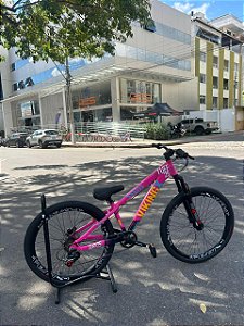 BICICLETA MTB FREERIDE ARO (26) VIKINGX TUFF X-25 CAMBIO 7 VELOCIDADES(1x7) FREIO DISC HIDRAULICO TRASEIRO COR ROSA/ROXO