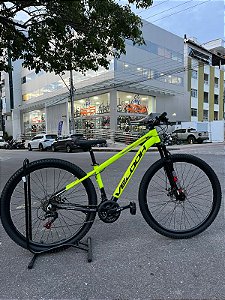 BICICLETA MTB ARO (29) VELOOH START 21 VELOCIDADES FREIO A DISCO MECÂNICO TAMANHO 15 (P) COR AMARELO NEON/PRETO