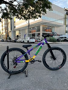 BICICLETA MTB FREERIDE ARO (26) VIKINGX TUFF-25 KIT 7 VELOCIDADES FREIO DISC MECÂNICO COR ROXO/VERDE/AMARELO
