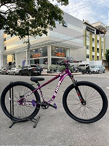 BICICLETA MTB FREERIDE ARO (29) HUPI NAJA KIT SINGLE S/MARCHA FREIO DISC HIDRÁULICO TRASEIRO SHIMANO COR ROXO/BRANCO