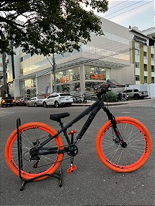 BICICLETA MTB FREERIDE ARO (26) VIKINGX TUFF-25 KIT 7 VELOCIDADES FREIO A DISCO MECÂNICO COR GRAFITE/LARANJA