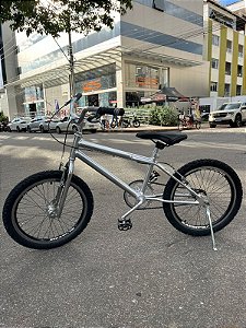 BICICLETA ARO (20) MASCULINA FREESTYLE SEM MARCHA FREIOS V-BRAKE COR CROMADA (USADA)