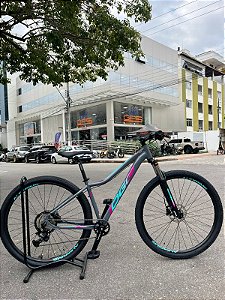 BICICLETA MTB ARO (29) OGGI FLOAT 5.0 SHIMANO ESSA 8 VELOCIDADES FREIO DISC HIDRÁULICO TAMANHO 15 (P) COR GRAF/ROSA/AZUL