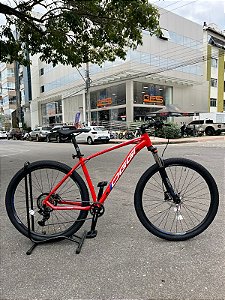 BICICLETA MTB ARO (29) OGGI HACKER HDS SHIMANO ESSA 8V FREIO DISC HIDRÁULICO TAMANHO 19 (G) COR VERMELHO/BRANCO/AZUL
