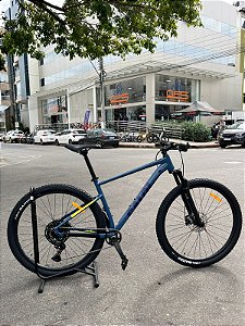 BICICLETA MTB ARO (29) CALOI EXPLORER SL F2 SHIMANO CUES 10V FREIO DISC HIDRÁULICO TAMANHO 19 (G) COR AZUL/AMARELO