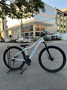 BICICLETA MTB ARO (29) ABSOLUTE HERA 21 VELOCIDADES FREIO A DISCO MECÂNICO TAMANHO 15 (P) COR BRANCO/ROSA/AZUL