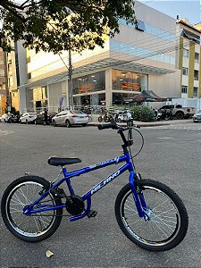 BICICLETA ARO (20) MASCULINA COR CROMOCOLOR AZUL S/MARCHA FREIO V-BRAKE MARCA MILANO FREESTYLE