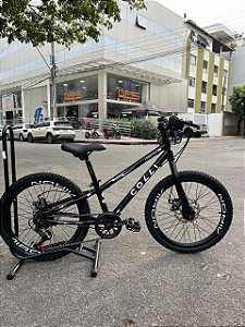 BICICLETA ARO (20) MTB COLLI AIRON 7 VELOCIDADES (1X7) FREIO A DISCO MECÂNICO COR PRETO FOSCO/ BRANCO