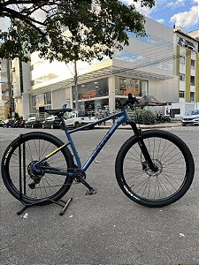 BICICLETA MTB ARO (29) CALOI EXPLORER COMP SHIMANO CUES 9V FREIO DISC HIDRÁULICO QUADRO 19 (G) AZUL/AMARELO (USADA)