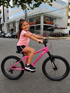 BICICLETA ARO (24) MTB COLLI NAPOLI ALUMINIO 7 VELOCIDADES (1X7) FREIO A DISCO MECÂNICO COR ROSA NEON