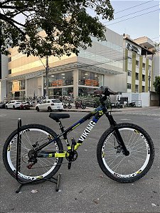 BICICLETA MTB FREERIDE ARO (26) VIKINGX TUFF-25 KIT 7 VELOCIDADES FREIO A DISCO MECÂNICO COR PRETO/NEON/AZUL