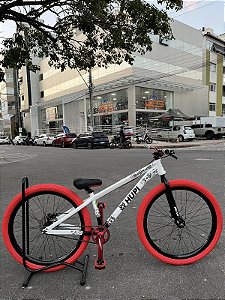 BICICLETA MTB FREERIDE ARO (26) HUPI STRIP KIT SINGLE (SEM MARCHA) FREIO DISC TRASEIRO SHIMANO MT200 COR BRANCO/VERMELHO