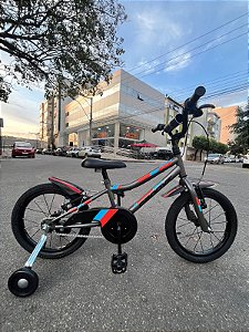 BICICLETA ARO (16) MASCULINA COR GRAFITE/AZUL/VERMELHA S/MARCHA FREIO V-BRAKE MARCA GROOVE RAGGA