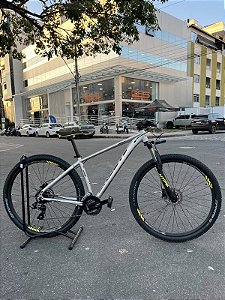 BICICLETA MTB ARO (29) GROOVE HYPE-50 24 VELOVIDADES (3X8) FREIO DISC HIDRAULICO TAMANHO 15 (P) COR PRATA/PRETO