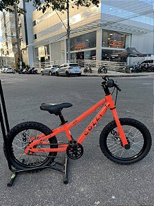 BICICLETA ARO (16) MTB MASCULINA/FEMININA COLLI AIRON SEM MARCHA FREIO A DISCO MECÂNICO COR LARANJA NEON