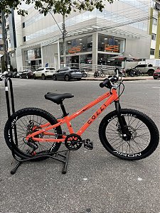 BICICLETA ARO (20) MTB COLLI AIRON 7 VELOCIDADES (1X7) FREIO A DISCO MECÂNICO COR LARANJA NEON