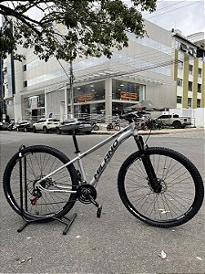 BICICLETA MTB ARO (29) MILANO URBAN 1.0 KIT 21 VELOCIDADES (3X7) FREIO A DISCO MECÂNICO TAMANHO 19 (G) COR PRATA
