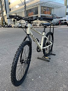 BICICLETA ARO (24) MTB MASCULINA/FEMININA COLLI AIRON 7 VELOCIDADES (1X7) FREIO A DISCO MECÂNICO COR BEGE RETRO