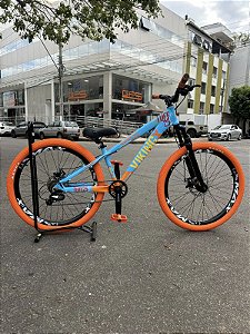 BICICLETA MTB FREERIDE ARO (26) VIKINGX TUFF X-25 CAMBIO 7 VELOCIDADES FREIO DISC MECÂNICO COR AZUL/LARANJA