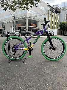 BICICLETA MTB FREERIDE ARO (26) VIKINGX TUFF X-25 CAMBIO 7 VELOCIDADES FREIO DISCO MECÂNICO COR ROXO/VERDE