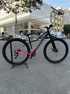 BICICLETA MTB ARO (29) ABSOLUTE HERA 7 VELOCIDADES (1X7) FREIO A DISCO MECÂNICO TAMANHO 15 (P) COR PRETO/ROSA