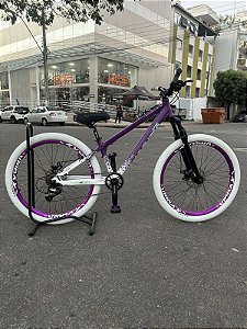 BICICLETA MTB FREERIDE ARO (26) VIKINGX TUFF X-44 CAMBIO 7 VELOCIDADES FREIO DISC MECÂNICO COR ROXO/BRANCO