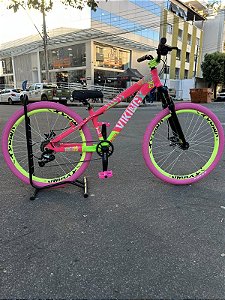 BICICLETA MTB FREERIDE ARO (26) VIKINGX TUFF-25 KIT 7 VELOCIDADES (1X7) FREIO A DISCO MECÂNICO COR ROSA/AMARELO NEON