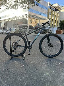 BICICLETA ARO (29) RAVA STORM KIT 12 VELOCIDADES (1X12) FREIO DISC HIDRAULICO SHIMANO MT200 TAMANHO 19 (G) CAMALEÃO