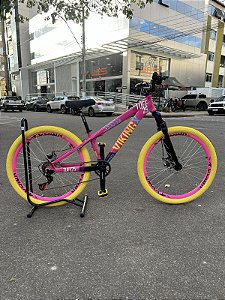 BICICLETA MTB FREERIDE ARO (26) VIKINGX TUFF-25 KIT 7 VELOCIDADES (1X7) FREIO A DISCO MECÂNICO COR ROSA/AMARELO