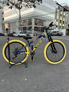 BICICLETA MTB FREERIDE ARO (26) VIKINGX TUFF-25 KIT 7 VELOCIDADES (1X7) FREIO A DISCO MECÂNICO COR AZUL/AMARELO
