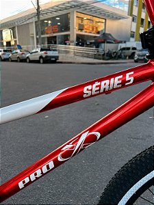 BICICLETA ARO (20) MASCULINA COR VERMELHO METALICO/BRANCO SEM MARCHA FREIO V-BRAK PRO-X SERIE 5