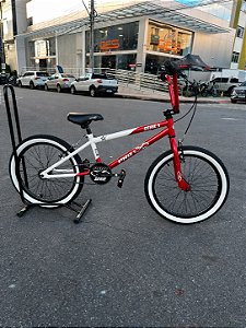 BICICLETA ARO (20) MASCULINA COR VERMELHO METALICO/BRANCO SEM MARCHA FREIO V-BRAK PRO-X SERIE 5