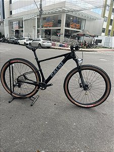 BICICLETA MTB ARO (29) CALOI CARBON HT SPORT SHIMANO DEORE 12V FREIO DISC HIDRÁULICO QUADRO 19 (G) COR PRETO