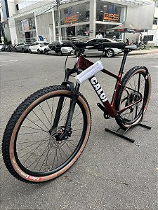 BICICLETA MTB ARO (29) CALOI CARBON HT SPORT SHIMANO DEORE 12V FREIO DISC HIDRÁULICO QUADRO 17 (M) COR VERMELHO