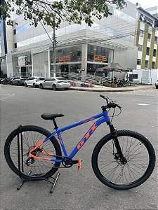 BICICLETA MTB ARO (29) GTI CHROMA 7 VELOCIDADES (1X7) FREIO A DISCO MECÂNICO TAMANHO 17 (M) AZUL/LARANJA