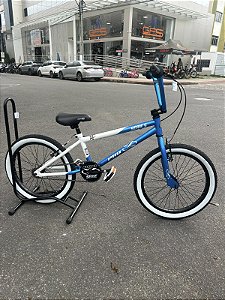 BICICLETA ARO (20) MASCULINA COR AZUL METALICO / BRANCO SEM MARCHA FREIO V-BRAK PRO-X SERIE 5