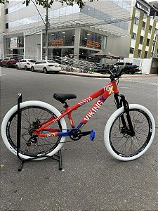 BICICLETA MTB FREERIDE ARO (26) VIKINGX TUFF-44 KIT 7 VELOCIDADES (1X7) FREIO A DISCO MECÂNICO COR VERMELHA/BRANCO