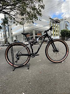 BICICLETA MTB FULL ARO (29) CALOI CARBON FS SPORT SHIMANO DEORE12V FREIO DISC HIDRÁULICO QUADRO 19 (G) COR PRETO