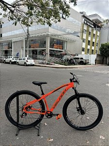 BICICLETA MTB ARO (29) VELOOH ESCALADE 7 VELOCIDADES (1X7) FREIO A DISCO MECÂNICO TAMANHO 15 (P) COR LARANJA NEON