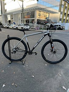 BICICLETA MTB ARO (29) VELOOH ESCALADE 7 VELOCIDADES (1X7) FREIO A DISCO MECÂNICO TAMANHO 21 (GG) COR PRATA/PRETO