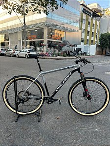 BICICLETA MTB ARO (29) VELOOH ESCALARDE 12 VELOCIDADES GTA (1X12) FREIO A DISCO HIDRÁULICO TAMANHO 21 (GG) PRATA/PRETO