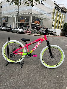 BICICLETA MTB FREERIDE ARO (26) VIKINGX TUFF-25 KIT 7 VELOCIDADES FREIO A DISCO HIDRÁULICO TRASEIRO COR ROSA/VERDE/BRANC