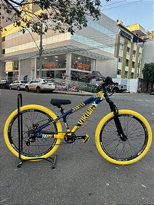BICICLETA MTB FREERIDE ARO (26) VIKINGX TUFF-25 KIT 7 VELOCIDADES FREIO A DISCO HIDRÁULICO TRASEIRO COR AZUL/AMARELO