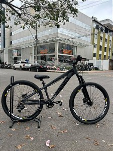 BICICLETA MTB FREERIDE ARO (26) VIKINGX TUFF-25 KIT 7 VELOCIDADES FREIO A DISCO HIDRAULICO COR GRAFITE/PRETO