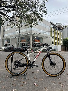 BICICLETA MTB ARO (29) RAVA NAZCA SHIMANO DEORE 12V FREIO DISC HIDRÁULICO TAMANHO 15 (P) COR BRANCA/PRETA (SEMINOVA)