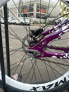 BICICLETA MTB FREERIDE ARO (26) HUPI NAJA KIT SINGLE S/MARCHA FREIO DISC HIDRÁULICO TRASEIRO SHIMANO COR ROXO/BRANCO