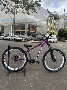 BICICLETA MTB FREERIDE ARO (26) HUPI NAJA KIT SINGLE S/MARCHA FREIO DISC HIDRÁULICO TRASEIRO SHIMANO COR ROXO/BRANCO