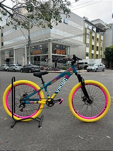 BICICLETA MTB FREERIDE ARO (26) VIKINGX TUFF-25 CAMBIO 7 VELOCIDADES (1x7) FREIO DISC MECÂNICO COR AZUL/ROSA/AMARELO