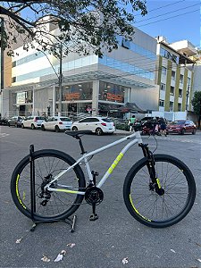 BICICLETA MTB ARO (29) CALOI ASPEN 24 VELOCIDADES (3X8) FREIO DISC MECÂNICO TAMANHO 17 (M) COR CINZA/LIMÃO